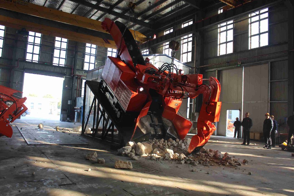 礦用扒渣機(jī)履帶材質(zhì)對比:橡膠vs鋼鏈誰更耐用