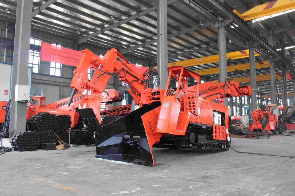扒渣機(jī)履帶式和輪式有什么區(qū)別？襄陽廠家如何選擇？
