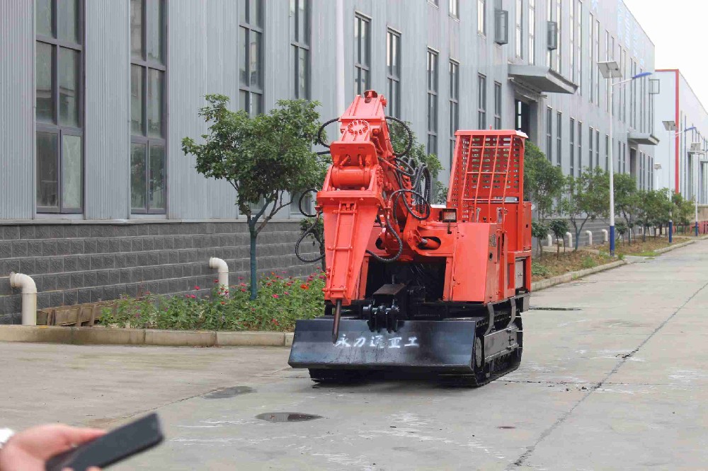 湖北履帶扒渣機180型使用體驗，礦山作業(yè)更穩(wěn)定！
