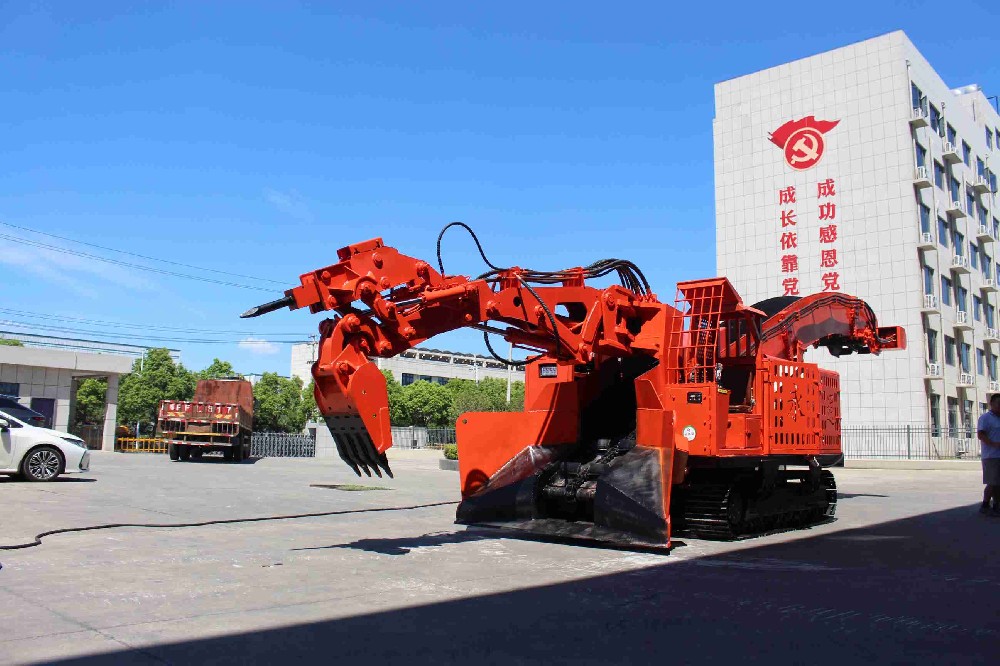 履帶扒渣機在復雜地形的優(yōu)勢
