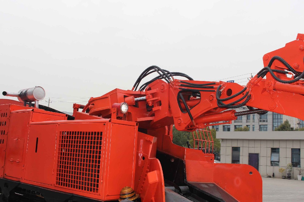 扒渣機(jī)在磷礦開(kāi)采中的應(yīng)用特色:滿足磷礦開(kāi)采特殊需求