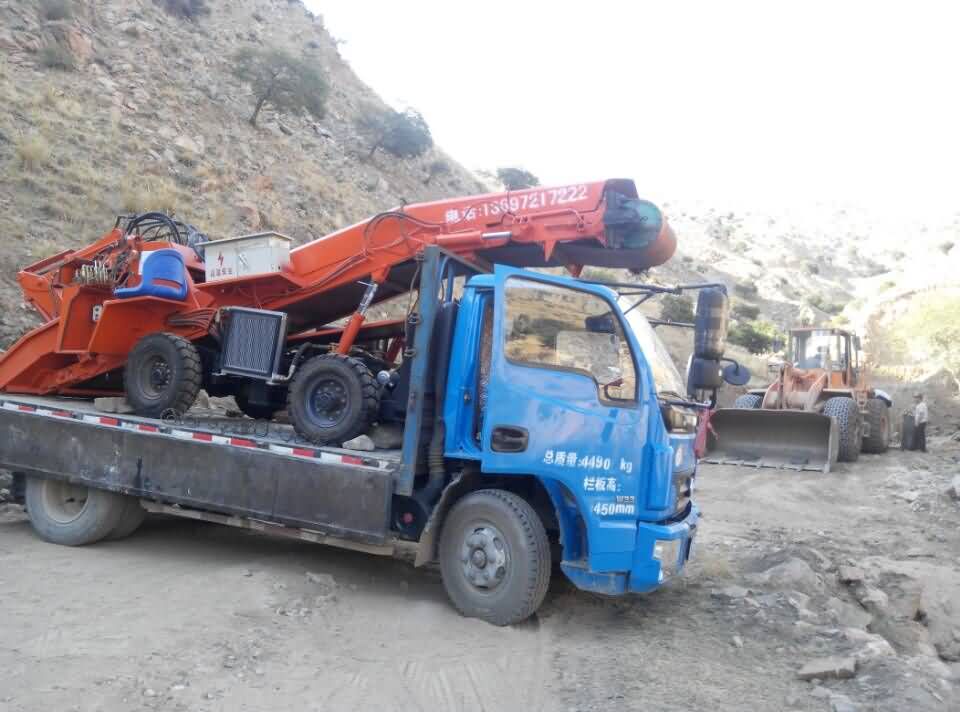 隧道用扒渣機(jī).jpg 隧道用扒渣機(jī).jpg