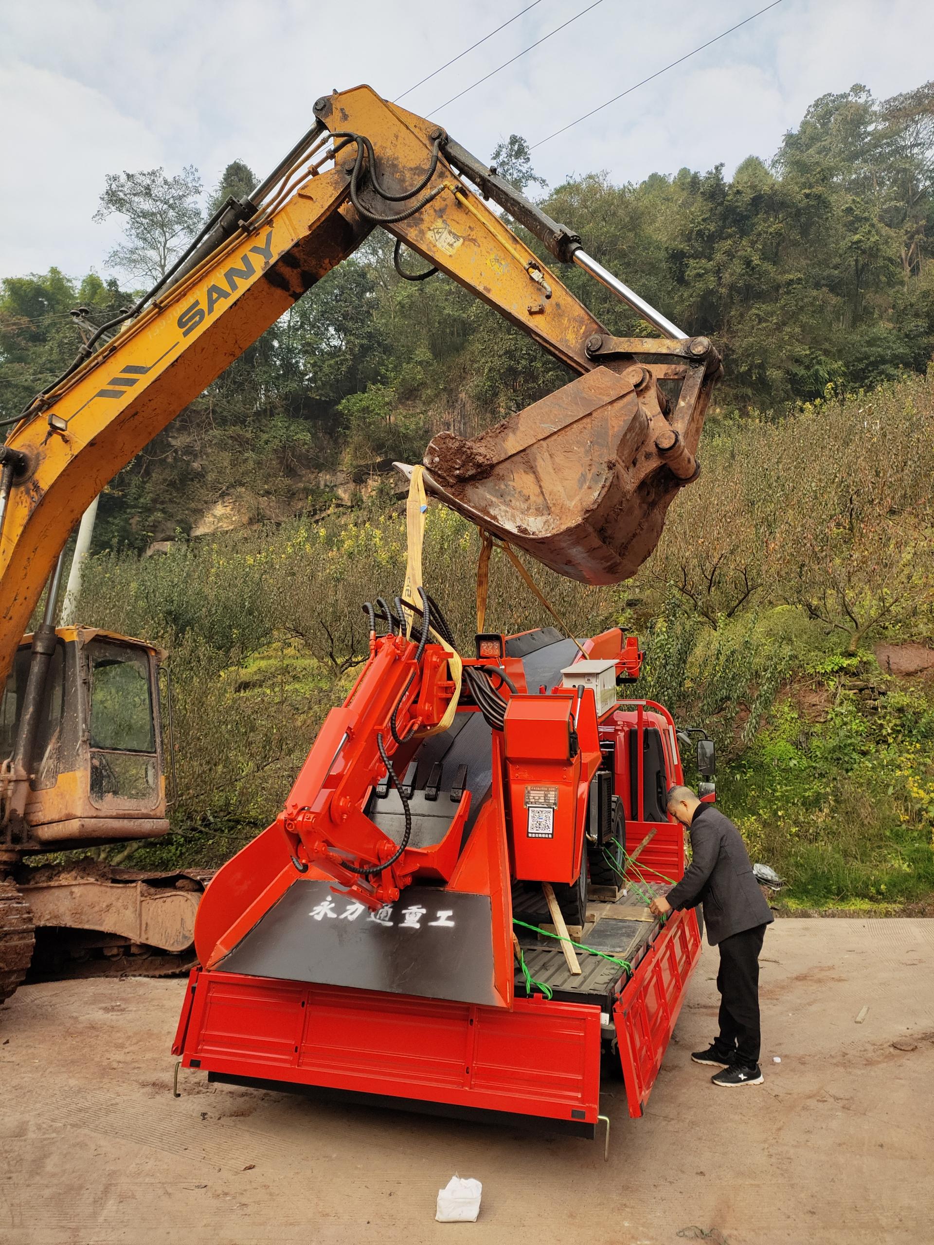 扒渣機(jī)到達(dá)現(xiàn)場 1605489217635802.jpg